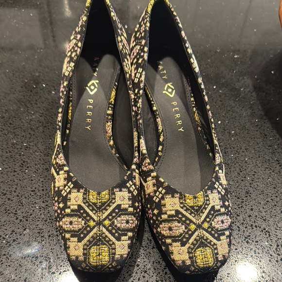 Shoes: Katy Perry Elegant Black and Gold Women’s Heels - Picture 3 of 11